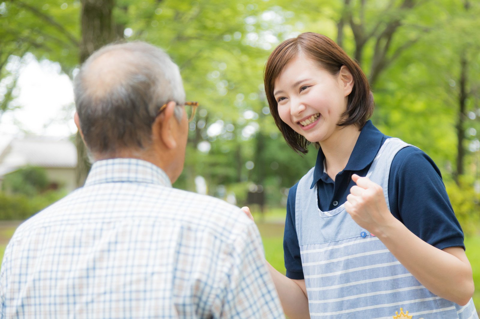 爺さんと会話する介護士